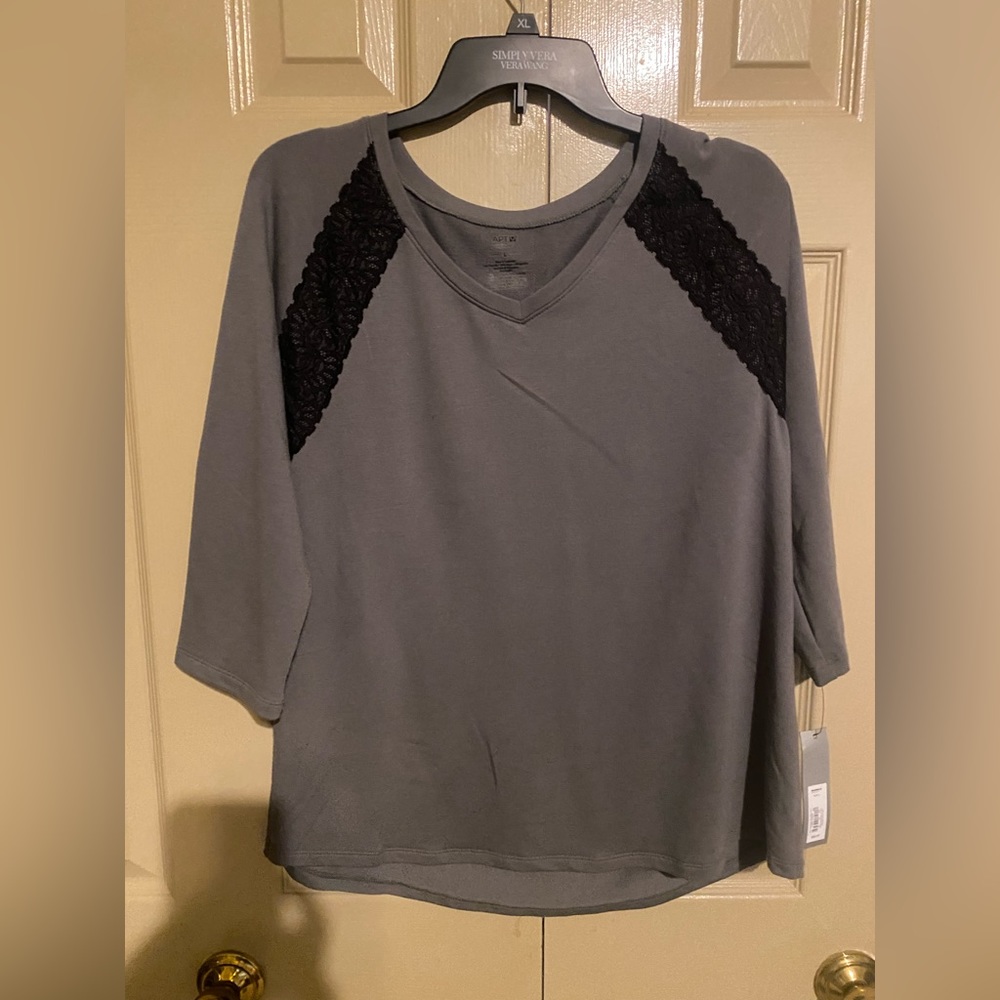 Women’s Apt 9 NWT Grey 3/4 length sleeves top. Sz L.